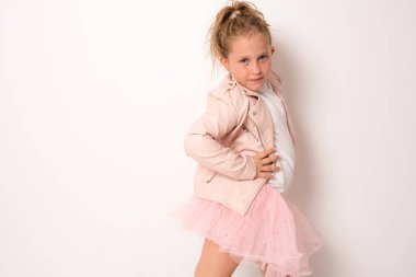 Onun yakın plan portresi. Hoş, sevimli, çekici, sevimli, tatlı, neşeli, beyaz arka planda izole bir kız çocuğu.