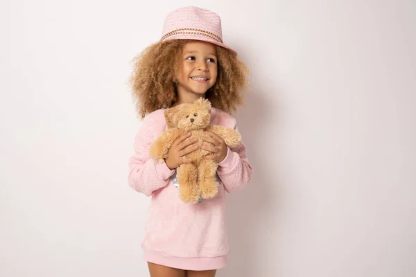Beautiful African American Child Wearing Straw Hat Hugging Teddy Bear — Stock Photo, Image