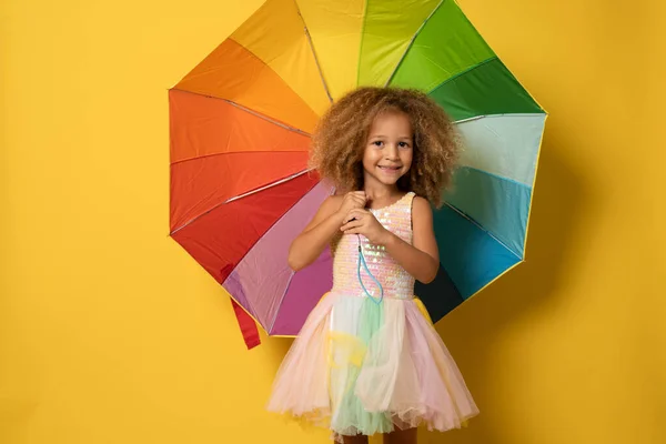 Niña Pequeña Con Pelo Rizado Pie Bajo Paraguas Colorido Aislado — Foto de Stock