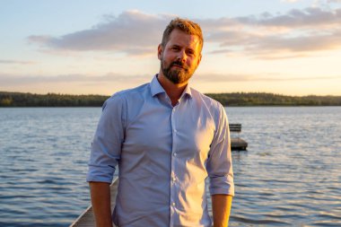 Denizdeki genç yakışıklı adam. Yaz tatili, özgürlük ve tatil kavramı.