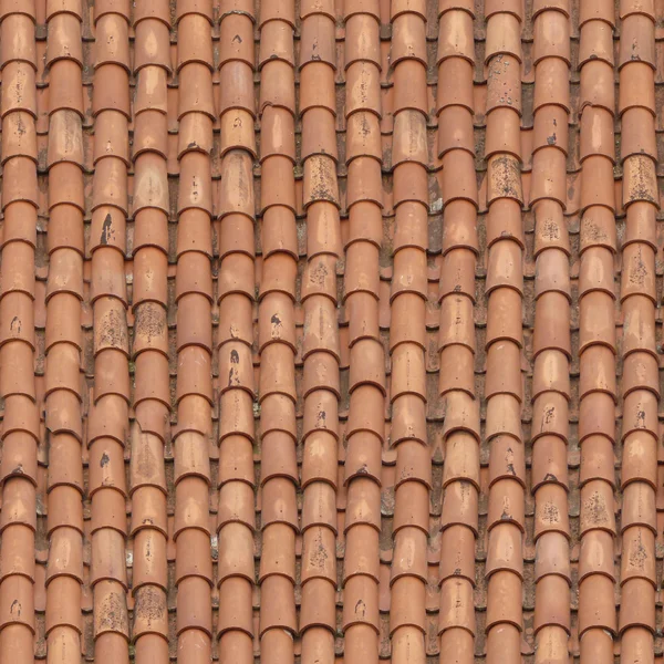 Dachstruktur aus roten Schindeln mit geschwungener Form. — Stockfoto