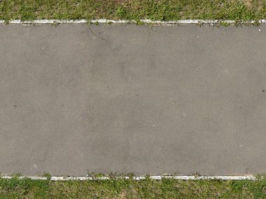 yeni, yol asfalt kenarlarında çim ile gri tonda doku.