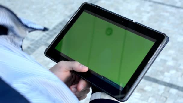 L'uomo guarda il tablet (schermo verde) sulla strada — Video Stock