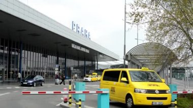 Prag Havaalanı - Araba taksi havaalanına bırakır.