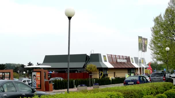 Edificio McDonald con coches aparcados — Vídeo de stock