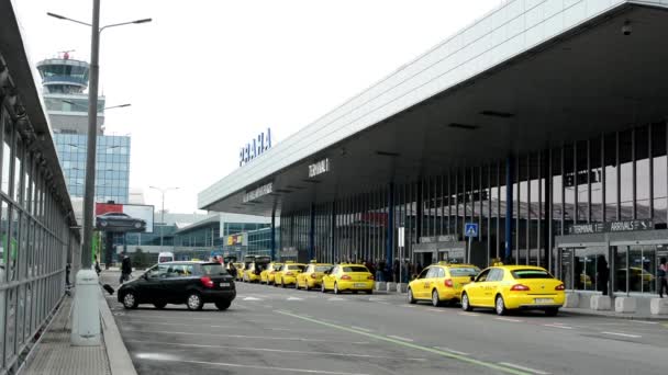 Аэропорт Прага - такси автомобилей, припаркованных снаружи с диспетчерской башней — стоковое видео