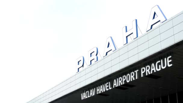 Flughafen Václav havel Prag - Schild — Stockvideo