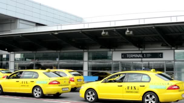 Flughafen Prag - Außen geparkte Taxis mit Kontrollturm — Stockvideo