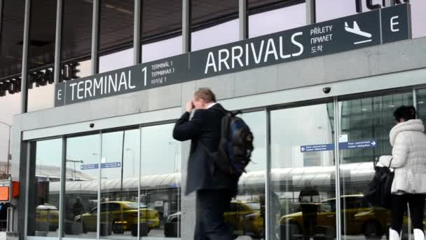 Aeropuerto Praga - entrada al aeropuerto — Vídeos de Stock