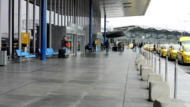 Аэропорт - въезд в аэропорт с машинами такси, припаркованными снаружи — стоковое видео