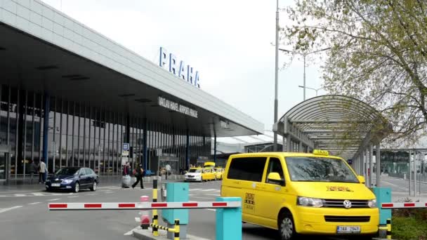 Luchthaven Praag - auto taxi verlaat de luchthaven — Stockvideo