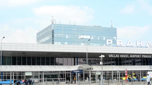 Flygplatsen Prag - viktigaste byggnad — Stockvideo