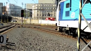 Tren istasyondan ayrılıyor.