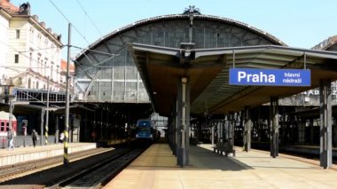 Tren Tren istasyondan ayrılıyor