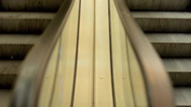tren istasyonunda yürüyen merdiven