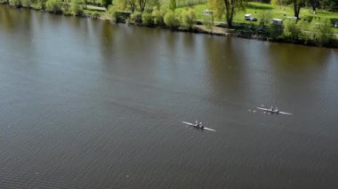 Rowers Nehri üzerinde tekne içinde
