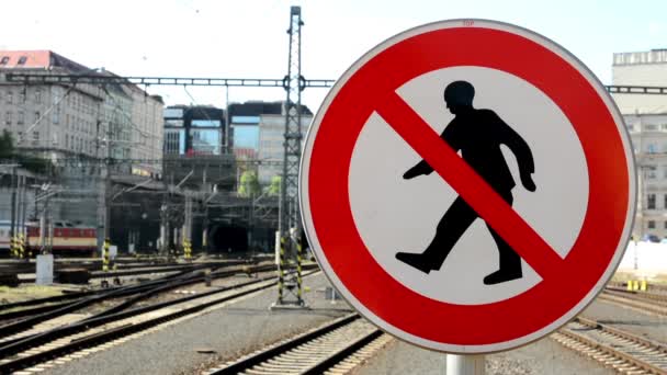 Panneau : pas d'entrée, gare en arrière-plan 