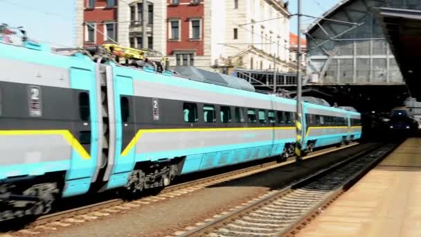 Pendolino (поезд) отправляется от железнодорожного вокзала — стоковое видео