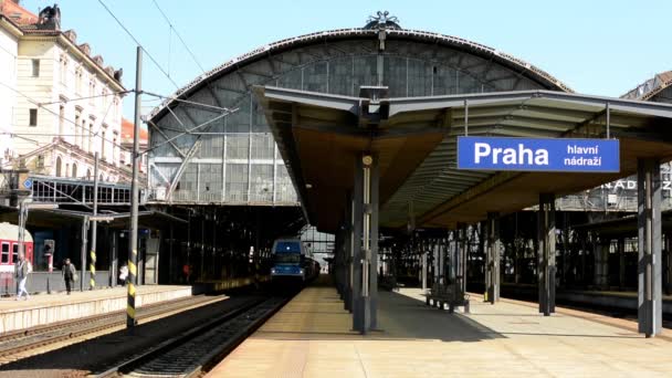 Поїзд відправляється з залізничного вокзалу — стокове відео