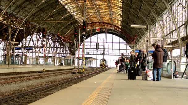 La gente espera en la estación de tren (viajero ) — Vídeo de stock