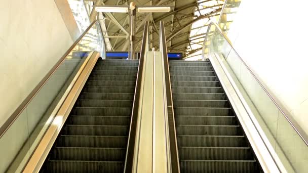Escaleras mecánicas en la estación de tren — Vídeos de Stock