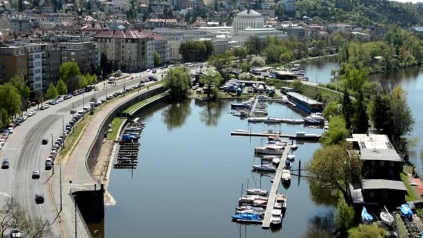 Quai bateau avec la ville — Video