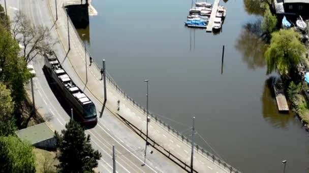 Лодка док с городом и проходящий трамвай — стоковое видео
