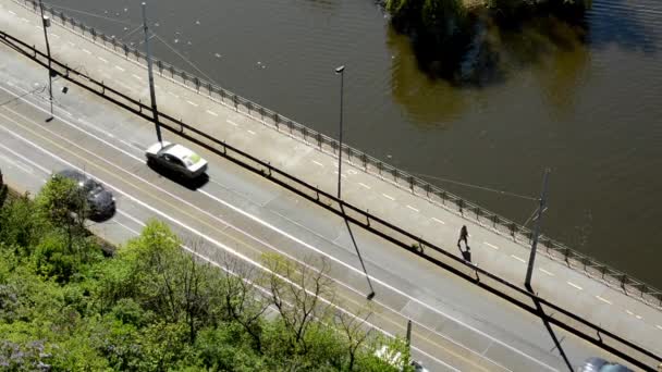 Väg vid floden med förbipasserande bilar — Stockvideo