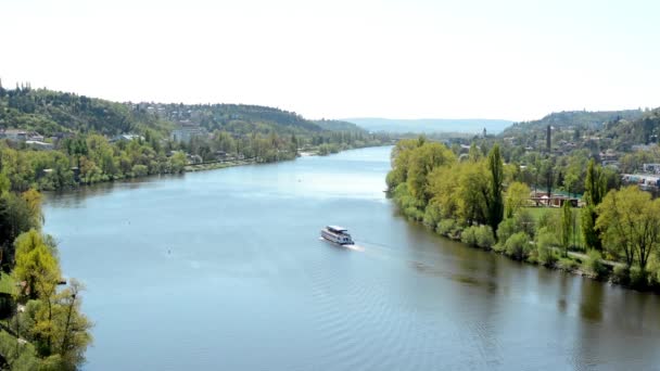 Barcos en el río Moldava con la ciudad y la naturaleza — Vídeo de stock