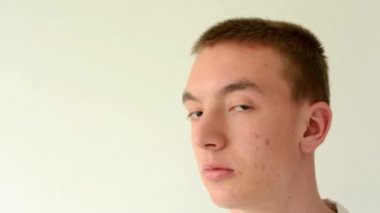 Bebek parmaklar üzerinde çiğneme