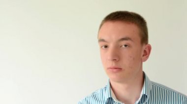 Bebek parmaklar üzerinde çiğneme