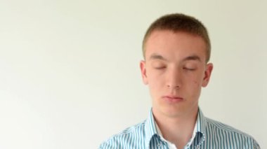 Adam yüzünü ve kameraya bakarak ciddi bir ifade vardır.