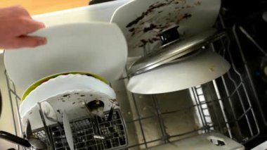 adam kirli bulaşıkları bulaşık makinesi için verir