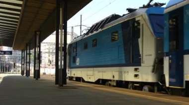 Tren Tren istasyona geldi