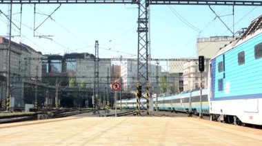 pendolino(Train) Tren istasyondan ayrılıyor.