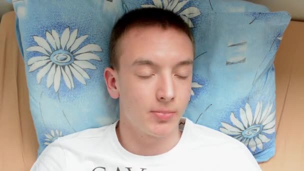 Człowiek leży w łóżku i człowiek nie może spać (timelapse) — Wideo stockowe