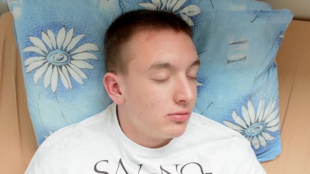 Homem adormecido (olha para o relógio e levanta-se ) — Vídeo de Stock