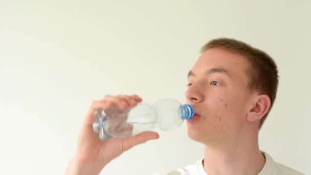 Man drinkend uit de fles water — Stockvideo