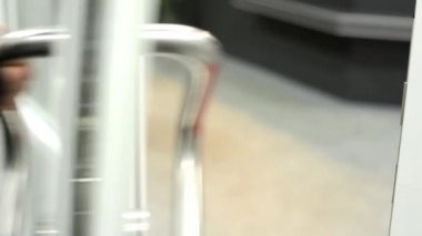 insanlar o kapıdan. Beyaz kapı