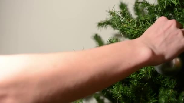 Διακόσμηση το χριστουγεννιάτικο δέντρο με διακοσμητικές μπάλες - λευκό φόντο — Αρχείο Βίντεο