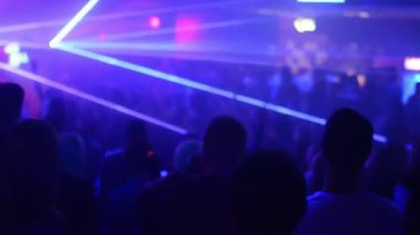 insanlar bir partide (disko dansı)