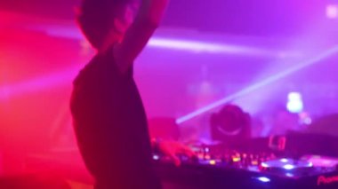 insanlar arka planda dans disko, DJ çalış