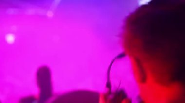 insanlar arka planda dans disko, DJ çalış