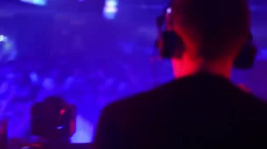 insanlar arka planda dans disko, DJ çalış
