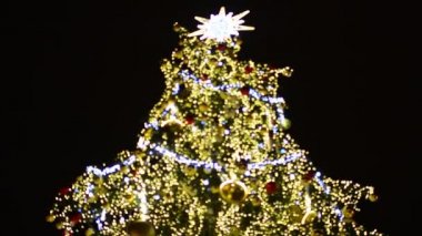 gece - tavandan Caddesi'ndeki Noel ağacı (blurred(unfocused) ve sonra duruldu)