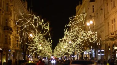 insanlar, parlayan ağaçlar ve arabalar (bulanık shot) - gece yılbaşı Paris Caddesi