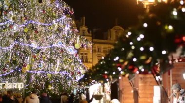 Noel pazarı (dükkanlar) square - ile süslemeler shining - eski şehir kare - arka plan tarihi bina - gece kişilerle