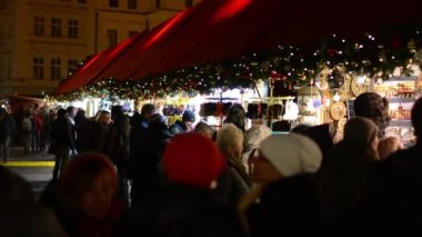 Eski Şehir Meydanı - gece insanlarla - Noel piyasaları