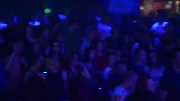 Folk dansar på en fest (disco) — Stockvideo