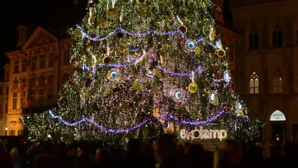 Árbol de Navidad en la noche - en la calle con la gente - Old Town Square — Vídeos de Stock